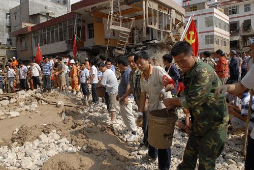 8月9日,舟曲縣鄉(xiāng)鎮(zhèn)干部群眾和民兵在重災(zāi)區(qū)三眼峪搶險(xiǎn)救災(zāi)。 當(dāng)日,舟曲縣全面開展搶險(xiǎn)救災(zāi)工作,力爭(zhēng)把損失降到最低。截至9日11時(shí),正在舟曲特大山洪地質(zhì)災(zāi)害現(xiàn)場(chǎng)救援的公安消防部隊(duì)官兵已經(jīng)救出被困群眾77人。 新華社發(fā)(后俊 攝)