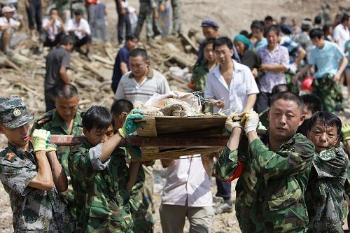 8月9日,救援人員抬出一名遇難者遺體。 當(dāng)日,在甘肅省甘南藏族自治州舟曲縣泥石流災(zāi)害現(xiàn)場(chǎng),解放軍、武警、消防官兵和民兵全力進(jìn)行生命大救援,搜救群眾。8月8日,甘肅省甘南藏族自治州舟曲縣發(fā)生泥石流災(zāi)害。 新華社記者 邢廣利 攝