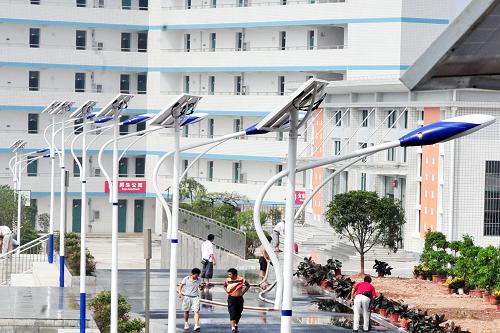 太陽能路燈成為宜昌市上海中學(xué)校園的靚麗風(fēng)景(8月9日攝)。 當(dāng)日,由上海對口支援湖北宜昌夷陵區(qū)的宜昌市上海中學(xué)竣工,將于9月1日正式開學(xué),學(xué)校建成后將迎來夷陵區(qū)1800名移民子女就學(xué)。 新華社發(fā)(張國榮 攝)