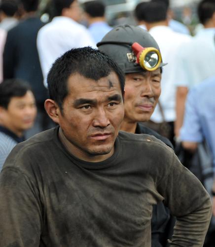 吉林通化宏遠(yuǎn)煤礦淹井事故救援工作緊張進(jìn)行 8月10日,一位救援工人正在焦急地等待被困人員的消息。 當(dāng)日零時(shí)10分左右,位于吉林通化市大羅圈溝河的二道江區(qū)宏遠(yuǎn)煤礦因洪水漫堤灌井,18名工人被困井下。事故發(fā)生后,當(dāng)?shù)鼐o急組織救援。目前事故原因正在調(diào)查,應(yīng)急救援工作正在緊張進(jìn)行中。 新華社記者 齊海山 攝