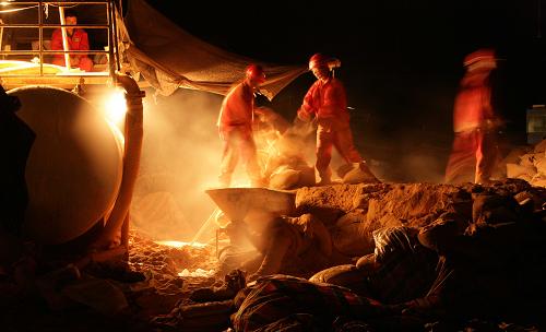 施工人員正連夜工作(8月8日攝)。 經過兩個月的艱苦鏖戰(zhàn),塔中至輪南天然氣管道復線日前成功橫穿中國最長內陸河——塔里木河,管道穿越長度達到1823米,穿越點河面寬450米,創(chuàng)造了國內813毫米管徑定向穿越最長距離的紀錄。 塔中至輪南天然氣輸氣管道位于塔克拉瑪干沙漠腹地,是補充我國能源動脈——西氣東輸氣源的重點工程。管道南起塔中Ⅰ號氣田,北至西氣東輸輪南站二期工程,全長273千米。 新華社發(fā)(陳士兵 攝)