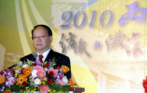 8月10日,中國紡織工業(yè)協(xié)會副會長高勇在兩岸紡織與纖維產(chǎn)業(yè)合作及交流會議上致詞。 當日,兩岸紡織與纖維產(chǎn)業(yè)合作及交流會議在臺北舉行,旨在通過兩岸紡織業(yè)相關的經(jīng)濟、學術等部門的交流,加強兩岸紡織業(yè)進一步合作。 新華社發(fā)(吳景騰 攝)