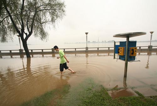丹東鴨綠江水域水量暴漲超警戒水位 8月10日,一名市民涉水走過遼寧丹東鴨綠江邊的景觀路。 受持續(xù)強(qiáng)降雨和黃海年度最大潮汐影響,丹東鴨綠江水域水量暴漲,沿江各處均超過警戒水位。江水迅速漫進(jìn)鴨綠江公園和濱江路,公園樹木、綠地及沿江部分旅游設(shè)施被淹。丹東邊防支隊(duì)緊急調(diào)派警力,疏散涉險(xiǎn)群眾。 新華社發(fā)(戚萬鵬 攝)