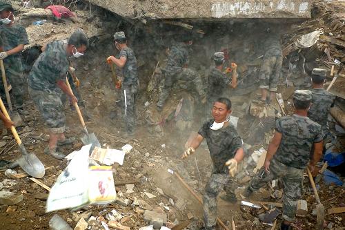 8月11日,蘭州軍區(qū)某部防化團官兵在廢墟上奮力挖掘,搜尋幸存者。 當日,近萬名解放軍和武警官兵投入新一輪的搜救清淤排險工作。救災部隊在全力做好搜救生命,救治傷員的同時,重點做好堰塞湖排險、清淤和衛(wèi)生防疫等工作。 新華社記者 李剛攝