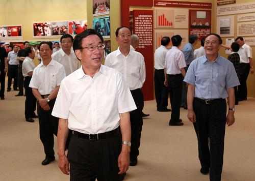 賀國強參觀金融系統(tǒng)反腐倡廉建設展 8月11日,中共中央政治局常委、中央紀委書記賀國強來到北京展覽館,參觀正在這里舉行的“金融系統(tǒng)反腐倡廉建設展”。 新華社記者 龐興雷 攝