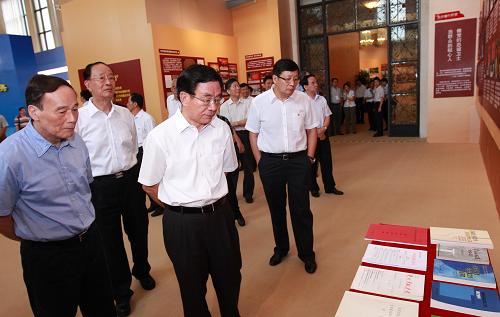 賀國強參觀金融系統(tǒng)反腐倡廉建設展 8月11日,中共中央政治局常委、中央紀委書記賀國強來到北京展覽館,參觀正在這里舉行的“金融系統(tǒng)反腐倡廉建設展”。 新華社記者 龐興雷 攝