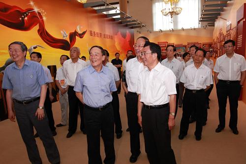 8月11日,中共中央政治局常委、中央紀委書記賀國強來到北京展覽館,參觀正在這里舉行的“金融系統(tǒng)反腐倡廉建設展”。新華社記者 龐興雷 攝