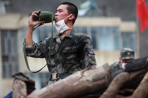 “90后”士兵成為舟曲搶險救援主要力量 8月12日,一名“90后”士兵在救援間隙喝水。 在舟曲搶險救援一線,廣大“90后”士兵不顧個人安危,持續(xù)堅守在每一個救援現(xiàn)場,成為舟曲搶險救援的生力軍。 新華社記者李剛攝