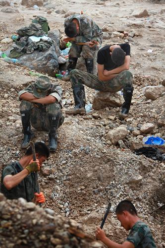 “90后”士兵成為舟曲搶險救援主要力量 8月12日,戰(zhàn)士稍事休息的姿勢,都是隨時準(zhǔn)備新救援任務(wù)的到來。 在舟曲搶險救援一線,廣大“90后”士兵不顧個人安危,持續(xù)堅守在每一個救援現(xiàn)場,成為舟曲搶險救援的生力軍。 新華社記者李剛攝