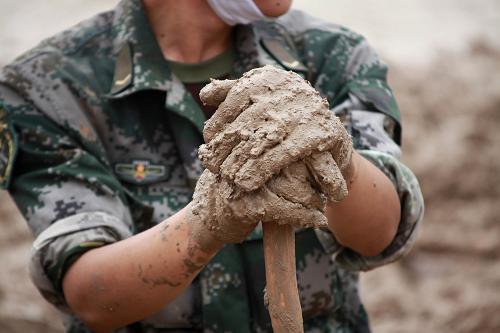 8月12日,一名“90后”士兵在清淤現(xiàn)場工作。 在舟曲搶險救援一線,廣大“90后”士兵不顧個人安危,持續(xù)堅守在每一個救援現(xiàn)場,成為舟曲搶險救援的生力軍。 新華社記者李剛攝
