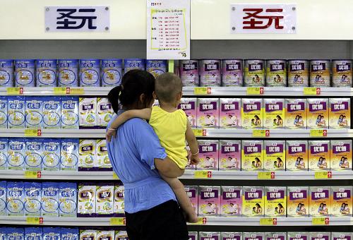 衛(wèi)生部直接調(diào)查疑因食用奶粉致嬰兒“性早熟”事件 8月11日,在山東濰坊一家超市,一名母親抱著孩子站在貼有優(yōu)惠活動廣告的圣元奶粉專柜前。 應(yīng)湖北省要求,衛(wèi)生部已委托有關(guān)技術(shù)機(jī)構(gòu)對湖北省從患兒家中和市場上采集的相關(guān)奶粉樣品進(jìn)行檢測。同時,衛(wèi)生部已請中國疾病預(yù)防控制中心牽頭,成立由內(nèi)分泌、兒科、婦幼、食品安全等領(lǐng)域9名專家組成的專家組,會同有關(guān)部門,對嬰兒“性早熟”個案進(jìn)行專題研究。 新華社發(fā)(孫樹寶 攝)