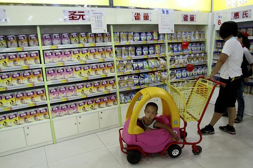 8月11日,在山東濰坊一家超市,圣元奶粉與其它品牌產(chǎn)品并排放在貨架上。 應(yīng)湖北省要求,衛(wèi)生部已委托有關(guān)技術(shù)機(jī)構(gòu)對湖北省從患兒家中和市場上采集的相關(guān)奶粉樣品進(jìn)行檢測。同時,衛(wèi)生部已請中國疾病預(yù)防控制中心牽頭,成立由內(nèi)分泌、兒科、婦幼、食品安全等領(lǐng)域9名專家組成的專家組,會同有關(guān)部門,對嬰兒“性早熟”個案進(jìn)行專題研究。 新華社發(fā)(孫樹寶 攝)
