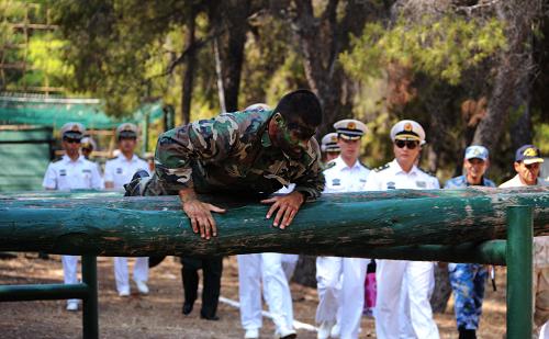 中國海軍護航編隊與希臘海軍特種部隊交流 8月11日,正在希臘比雷埃夫斯港進行友好訪問的中國海軍第五批護航編隊官兵觀摩希臘海軍特種兵訓練。 當日,正在希臘訪問的中國海軍第五批護航編隊“廣州”艦、“巢湖”艦部分官兵和隨艦特戰(zhàn)隊員代表前往希臘海軍特種部隊駐地進行了參觀交流。 新華社發(fā)(江山攝)