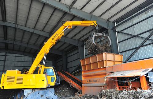 三峽水庫漂浮物變身“新能源” 8月12日,一臺大型機械將三峽水庫漂浮物送進喂料口進行處理。 近日,中國長江三峽集團公司與華新水泥(秭歸)有限公司共同研發(fā)的水泥窯協同處理危廢物生產線在湖北省秭歸縣正式投產。該生產線每天可處理水上漂浮物1200立方米,為水泥生產線提供相當于20噸煤的熱能。該生產線的投產既避免了處理危廢物的二次污染,又為三峽工業(yè)提供了“新能源”。 新華社發(fā)(鄭家裕 攝)