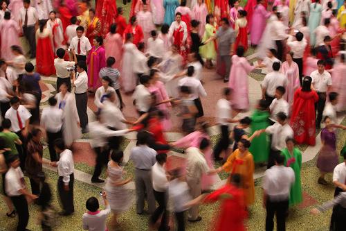 8月12日,正在朝鮮訪問的中國(guó)青年代表團(tuán)的團(tuán)員在平壤和朝鮮青年一起跳集體舞。 當(dāng)天,由100人組成的中國(guó)青年代表團(tuán)和400名朝鮮各界青年在平壤青年中央會(huì)館舉行中朝青年友好聯(lián)歡會(huì),中朝兩國(guó)青年表演了精彩的文藝節(jié)目,并一起跳起集體舞。 新華社記者劉宇攝