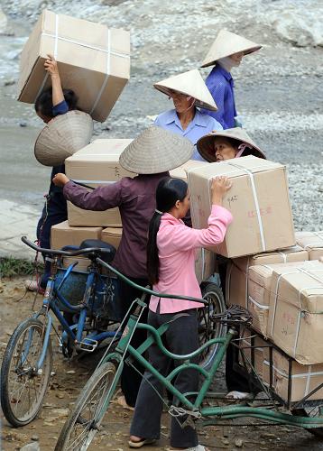8月13日,從事邊境貿(mào)易交易的越南邊民在憑祥市浦寨邊貿(mào)區(qū)運(yùn)輸商品。 記者在南寧舉行的第五屆泛北部灣經(jīng)濟(jì)合作論壇上獲悉,2010年1至6月,中國(guó)和東盟國(guó)家雙邊貿(mào)易額達(dá)1365億美元,同比增長(zhǎng)55%。其中,中國(guó)從東盟進(jìn)口719億元,對(duì)東盟出口646億美元,同比分別增長(zhǎng)64%和45%。中國(guó)從東盟進(jìn)口增幅明顯高于中國(guó)對(duì)東盟的出口增幅。 新華社記者張愛(ài)林?jǐn)z