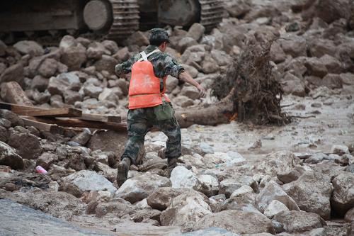 十六勇士冒死爆破堰塞湖 8月13日,起爆前,戰(zhàn)士快速撤離爆破現(xiàn)場(chǎng)。 目前,經(jīng)過16名爆破勇士6天20余次的緊張爆破,舟曲特大泥石流災(zāi)害形成的堰塞湖堰塞體已消除。 這個(gè)堰塞湖一度使穿越舟曲縣城的白龍江河床平均上升8余米,洪水漫出河堤,沖擊江堤邊上的居民樓和商鋪。8月8日下午開始,蘭州軍區(qū)某部工兵團(tuán)地爆連16名官兵對(duì)白龍江堰塞體展開爆破。這是他們首次在水里執(zhí)行爆破任務(wù)。 江水湍急,炸藥不容易固定,戰(zhàn)士們就直接跳入洪水中安裝炸藥,下藥時(shí)只有雙膝跪著一步一步向前,水里的石頭、玻璃等堅(jiān)硬物體常常將膝蓋和雙腿刮破。此外,他們還要冒死排除啞炮。針對(duì)大裝藥爆破危險(xiǎn)大、效果不理想的問題,他們創(chuàng)造性地提出小號(hào)裝藥、多次爆破的方法,收效明顯。 新華社記者李剛攝
