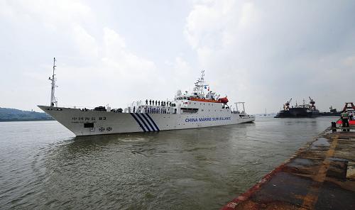 中國(guó)海監(jiān)旗艦起航赴俄參加首次國(guó)際聯(lián)合演習(xí) 8月13日,“中國(guó)海監(jiān)83”船緩緩離開廣州長(zhǎng)洲島港口。 當(dāng)日,有中國(guó)海監(jiān)旗艦之稱的“中國(guó)海監(jiān)83”船從廣州長(zhǎng)洲島碼頭起航,遠(yuǎn)赴俄羅斯符拉迪沃斯托克參加由中、美、俄、日、韓、加六國(guó)聯(lián)合舉行的“北太平洋地區(qū)海岸警備執(zhí)法機(jī)構(gòu)論壇安保聯(lián)合演習(xí)”。這是中國(guó)海監(jiān)首次參加國(guó)際聯(lián)合演習(xí)。 新華社記者 梁旭 攝