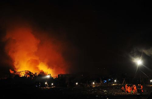 伊春市連夜展開鞭炮廠爆炸余火撲救及搜救工作 8月16日,消防和救援人員在現(xiàn)場進(jìn)行短暫休息。 當(dāng)日9時45分許,黑龍江伊春市烏馬河區(qū)華利實業(yè)有限公司(鞭炮廠)發(fā)生爆炸。伊春市對鞭炮廠爆炸余火及搜救工作持續(xù)到夜間。消防及救援人員連夜展開對爆炸余火的撲救和傷亡人員的搜救工作。 新華社記者 王建威 攝