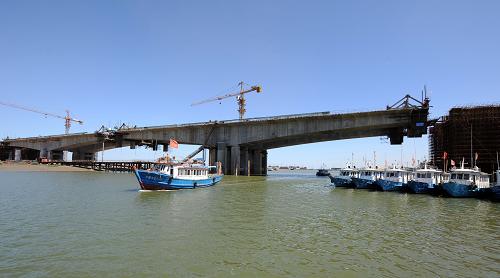 8月15日,濱海新區(qū)中央大道跨永定新河特大橋正在進(jìn)行合龍施工。 天津濱海新區(qū)重大交通骨架路網(wǎng)建設(shè)施工項目正在加速推進(jìn)。目前,溝通濱海新區(qū)的海濱大道南北兩段的主干道和特大橋梁正加緊建設(shè)。據(jù)介紹,預(yù)計今年年底,隨著骨架路網(wǎng)項目的加快施工及陸續(xù)竣工通車,濱海新區(qū)大交通體系建設(shè)將初具規(guī)模。 新華社記者劉海峰攝