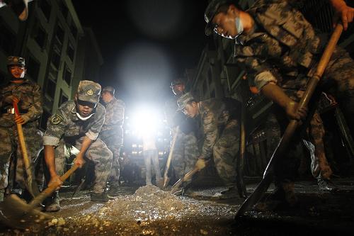 舟曲夜戰(zhàn) 8月17日晚,蘭州軍區(qū)某部官兵在甘肅舟曲縣城清理街道垃圾。 連日來,擔(dān)任甘肅舟曲縣城清淤和堰塞湖排險任務(wù)的解放軍和武警部隊官兵夜晚不休,奮戰(zhàn)在災(zāi)區(qū)一線,爭取早日幫助災(zāi)區(qū)恢復(fù)生活和生產(chǎn)秩序。 新華社記者 任正來 攝