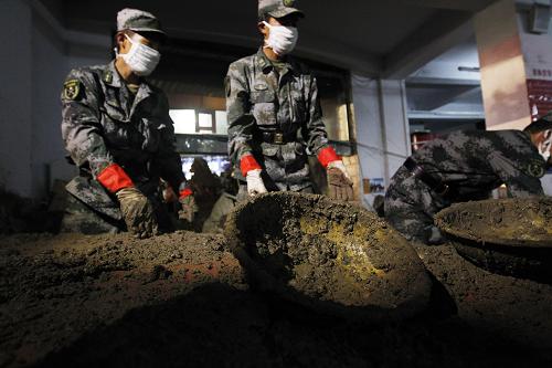 8月17日晚,蘭州軍區(qū)某部官兵在甘肅舟曲縣城一家超市清理淤泥。 連日來,擔(dān)任甘肅舟曲縣城清淤和堰塞湖排險任務(wù)的解放軍和武警部隊官兵夜晚不休,奮戰(zhàn)在災(zāi)區(qū)一線,爭取早日幫助災(zāi)區(qū)恢復(fù)生活和生產(chǎn)秩序。 新華社記者 任正來 攝