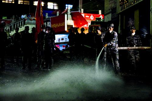 8月17日夜,蘭州軍區(qū)某防化團(tuán)官兵利用高壓水槍沖洗清理舟曲縣街道地面。 連日來,擔(dān)任甘肅舟曲縣城清淤和堰塞湖排險任務(wù)的解放軍和武警部隊官兵夜晚不休,奮戰(zhàn)在災(zāi)區(qū)一線,爭取早日幫助災(zāi)區(qū)恢復(fù)生活和生產(chǎn)秩序。 新華社記者 劉彬 攝