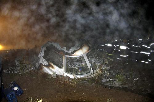 伊春飛機(jī)失事已確認(rèn)有43人遇難 8月25日凌晨,救援人員在失事飛機(jī)殘骸邊開展救援工作。 24日21時(shí)35分左右,一架從哈爾濱飛往伊春的客機(jī)在降落接近跑道時(shí)斷成兩截后墜毀。這架飛機(jī)的航班號(hào)為VD8387,當(dāng)時(shí)機(jī)上共有96人,其中乘客91人,機(jī)組人員5人。截至發(fā)稿時(shí),已安全搶救51人。 新華社發(fā)(李廣福 攝)