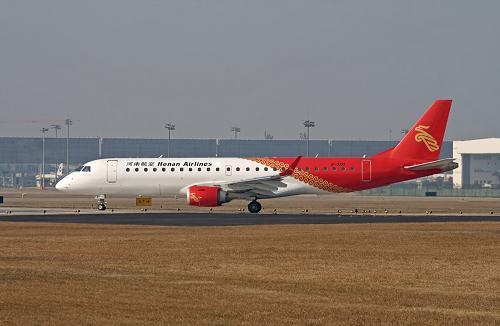 黑龍江伊春失事客機(jī)機(jī)型圖片 一架屬于河南航空有限公司的EMBRAER ERJ-190型飛機(jī)在杭州蕭山機(jī)場(2009年12月攝)。 8月24日21時(shí)35分,一架航班號(hào)為VD8387的客機(jī)在黑龍江伊春降落時(shí)斷成兩截墜毀。 新華社發(fā)(資料照片)