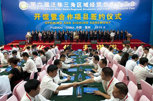 8月28日,第六屆泛珠經(jīng)貿(mào)洽談會(huì)合作項(xiàng)目簽約儀式各方進(jìn)行集體簽約。 當(dāng)日,第六屆泛珠三角區(qū)域經(jīng)貿(mào)合作洽談會(huì)開(kāi)館暨合作項(xiàng)目簽約儀式在福州海峽國(guó)際會(huì)展中心舉行。本屆泛珠經(jīng)貿(mào)洽談會(huì)集體簽約項(xiàng)目共計(jì)100個(gè),投資金額達(dá)390.11億元。同時(shí),大會(huì)設(shè)立“9+2”地域風(fēng)情主題展館,分別展示來(lái)自閩、贛、湘、粵、桂、瓊、川、貴、云等內(nèi)地9個(gè)?。▍^(qū))和香港、澳門特別行政區(qū)的物產(chǎn)和民俗風(fēng)情。 新華社記者姜克紅攝