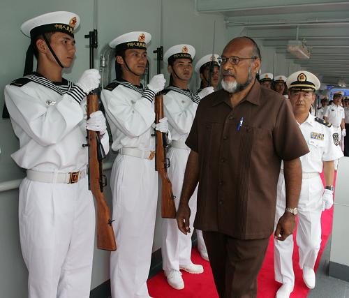 瓦努阿圖總理登艦參觀中國海軍艦艇編隊(duì) 8月27日,在瓦努阿圖首都維拉港,瓦總理納塔佩(前右)登上中國海軍“鄭和”號(hào)遠(yuǎn)洋訓(xùn)練艦并檢閱儀仗隊(duì)。 瓦努阿圖總理納塔佩當(dāng)日參觀了正在當(dāng)?shù)卦L問的中國海軍出訪及遠(yuǎn)航訓(xùn)練編隊(duì)。由“鄭和”號(hào)遠(yuǎn)洋訓(xùn)練艦和“綿陽”號(hào)導(dǎo)彈護(hù)衛(wèi)艦組成的中國海軍出訪及遠(yuǎn)航訓(xùn)練編隊(duì)26日抵達(dá)太平洋島國瓦努阿圖首都維拉港,開始為期4天的友好訪問。 新華社發(fā)