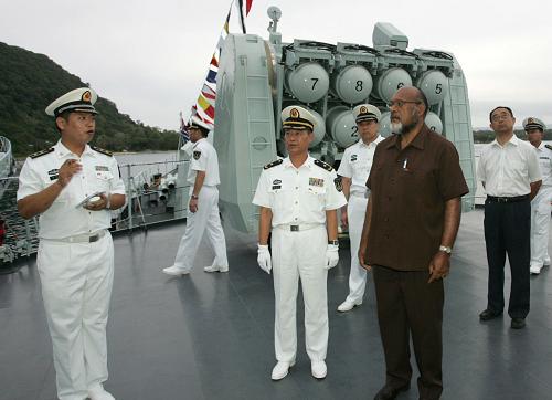 8月27日,在瓦努阿圖首都維拉港,瓦總理納塔佩(前右)登上中國海軍“鄭和”號(hào)遠(yuǎn)洋訓(xùn)練艦參觀。 瓦努阿圖總理納塔佩當(dāng)日參觀了正在當(dāng)?shù)卦L問的中國海軍出訪及遠(yuǎn)航訓(xùn)練編隊(duì)。由“鄭和”號(hào)遠(yuǎn)洋訓(xùn)練艦和“綿陽”號(hào)導(dǎo)彈護(hù)衛(wèi)艦組成的中國海軍出訪及遠(yuǎn)航訓(xùn)練編隊(duì)26日抵達(dá)太平洋島國瓦努阿圖首都維拉港,開始為期4天的友好訪問。 新華社發(fā)