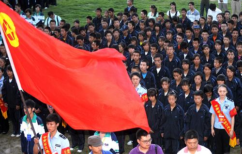 首批“希望之舟”到達(dá)蘭州 8月28日,舟曲災(zāi)區(qū)學(xué)生在蘭州科技外語學(xué)校參加為他們準(zhǔn)備的歡迎大會(huì)。 當(dāng)日,在甘肅省交通廳的組織下,首批960名“希望之舟”舟曲異地安置學(xué)生到達(dá)蘭州,他們將在蘭州市三所中學(xué)就讀。甘肅省和蘭州市教育部門已經(jīng)為來蘭就讀的舟曲學(xué)生提供了良好的生活環(huán)境。他們將在數(shù)日后正式開始上課。 新華社記者 聶建江攝
