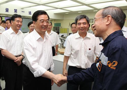 胡錦濤在廣東深圳考察工作 9月4日至6日,中共中央總書記、國家主席、中央軍委主席胡錦濤在廣東深圳考察工作。這是胡錦濤考察中國廣東核電集團(tuán)有限公司大亞灣核電基地時,同核電專家和企業(yè)員工親切交談,了解核電站建設(shè)和運(yùn)營情況。 新華社記者鞠鵬攝