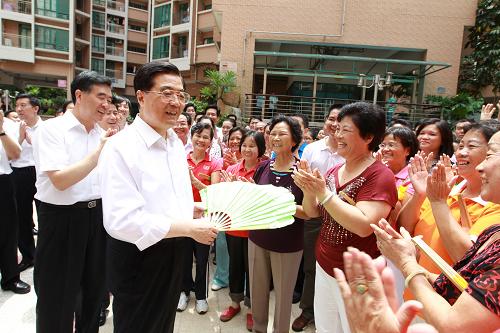這是胡錦濤在羅湖區(qū)南湖街道漁民村社區(qū)文化廣場,同正在舞扇子健身的居民們熱情攀談,祝愿大家今后的生活更富裕、更文明、更安寧、更幸福。 新華社發(fā)