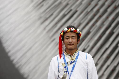 9月15日,來自青海玉樹地震災(zāi)區(qū)的一名中學(xué)生在上海世博園英國(guó)館外留影。 當(dāng)日,青海玉樹地震災(zāi)區(qū)兩所希望學(xué)校的30名中小學(xué)生受聯(lián)合利華公司資助來到上海參觀世博園。第一次離開家鄉(xiāng)的他們?cè)谥驹刚吲惆橄?,走進(jìn)英國(guó)、中國(guó)、芬蘭、丹麥、盧森堡等國(guó)家館,零距離感受世博魅力。