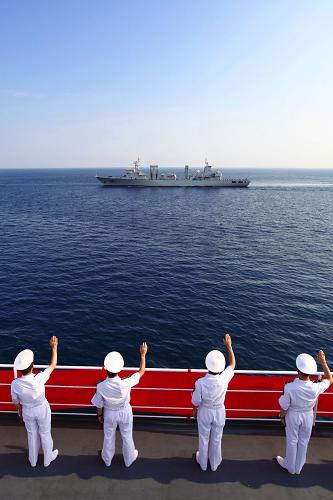 9月16日,中國“和平方舟”號醫(yī)院船的艦員在亞丁灣向“微山湖”號綜合補(bǔ)給艦揮手。 當(dāng)日,經(jīng)過連續(xù)16天5880海里的遠(yuǎn)航,駛?cè)雭喍车?#8220;和平方舟”號醫(yī)院船與海軍第六批護(hù)航編隊(duì)會合。“和平方舟”號醫(yī)院船8月31日從舟山起航,前往亞丁灣海域及吉布提、肯尼亞、坦桑尼亞、塞舌爾、孟加拉國等亞非五國執(zhí)行“和諧使命—2010”任務(wù)。 新華社發(fā) (琚振華攝)