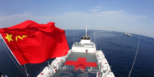 9月16日,中國“和平方舟”號醫(yī)院船在亞丁灣與海軍第六批護(hù)航編隊(duì)會合。 當(dāng)日,經(jīng)過連續(xù)16天5880海里的遠(yuǎn)航,駛?cè)雭喍车?#8220;和平方舟”號醫(yī)院船與海軍第六批護(hù)航編隊(duì)會合。“和平方舟”號醫(yī)院船8月31日從舟山起航,前往亞丁灣海域及吉布提、肯尼亞、坦桑尼亞、塞舌爾、孟加拉國等亞非五國執(zhí)行“和諧使命—2010”任務(wù)。 新華社發(fā) (琚振華攝)