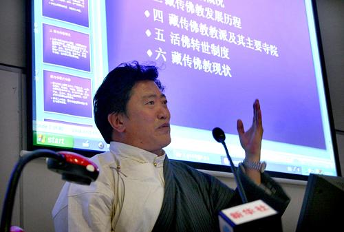 中國藏學家代表團訪問悉尼 9月16日,在澳大利亞悉尼大學孔子學院舉行的交流活動上,西藏社科院宗教所所長次仁加布在介紹藏傳佛教。 以西藏社會科學院宗教研究所所長次仁加布為團長的中國藏學家代表團一行5人,當日在悉尼大學孔子學院與學院師生以及學術界人士交流。他們將在悉尼進行為期兩天的訪問。 新華社記者唐明攝