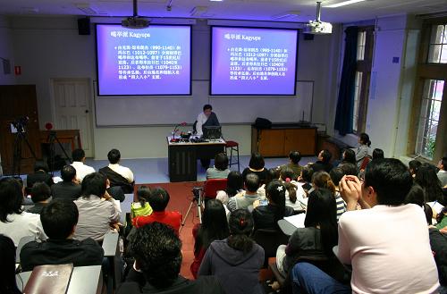 9月16日,在澳大利亞悉尼大學孔子學院舉行的交流活動上,西藏社科院宗教所所長次仁加布在介紹藏傳佛教。 以西藏社會科學院宗教研究所所長次仁加布為團長的中國藏學家代表團一行5人,當日在悉尼大學孔子學院與學院師生以及學術界人士交流。他們將在悉尼進行為期兩天的訪問。 新華社記者唐明攝