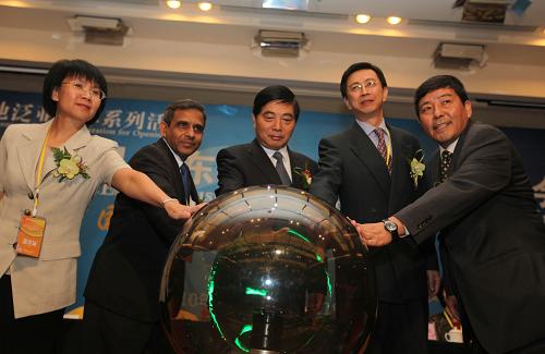 9月17日,嘉賓在第一屆中國——東盟行業(yè)合作昆明會議現(xiàn)場共同啟動水晶球。 當(dāng)日,第一屆中國——東盟行業(yè)合作昆明會議召開,來自中國和東盟國家的部分行業(yè)協(xié)會、商會及企業(yè)等共同探討了市場開放后行業(yè)的對接和分工,并達(dá)成合作意向。會議還通過了《中國—東盟行業(yè)合作昆明會議主席聲明》。 新華社發(fā)(梁志強(qiáng) 攝)