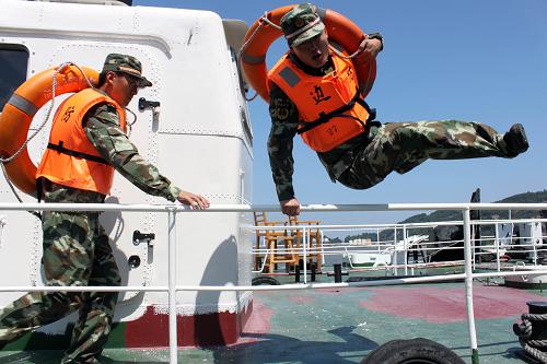 福建軍民攜手迎戰(zhàn)“凡亞比” 9月18日,福建省福州邊防支隊(duì)船艇大隊(duì)官兵在防臺(tái)風(fēng)演練中參加“跳幫”訓(xùn)練。 當(dāng)日,福州市邊防支隊(duì)船艇大隊(duì)組織官兵開展防臺(tái)風(fēng)演練,迎戰(zhàn)今年第11號(hào)強(qiáng)臺(tái)風(fēng)“凡亞比”。 中央氣象臺(tái)18日發(fā)布臺(tái)風(fēng)紅色預(yù)警,強(qiáng)臺(tái)風(fēng)“凡亞比”強(qiáng)度將繼續(xù)加強(qiáng),或?qū)l(fā)展成為超強(qiáng)臺(tái)風(fēng)。受其影響,臺(tái)灣和東南沿海將遭遇狂風(fēng)暴雨。 新華社發(fā)(孫旭暉 攝)