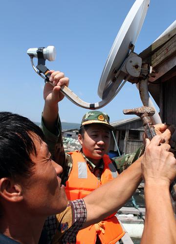 9月18日,福建省平潭縣蘇澳邊防派出所官兵與當(dāng)?shù)貪O產(chǎn)養(yǎng)殖戶一道加固漁排。 中央氣象臺(tái)18日發(fā)布臺(tái)風(fēng)紅色預(yù)警,強(qiáng)臺(tái)風(fēng)“凡亞比”強(qiáng)度將繼續(xù)加強(qiáng),或?qū)l(fā)展成為超強(qiáng)臺(tái)風(fēng)。受其影響,臺(tái)灣和東南沿海將遭遇狂風(fēng)暴雨。 新華社發(fā)(黃煜情 攝)
