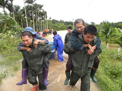 萬寧邊防官兵緊急轉(zhuǎn)移4500多名群眾 10月6日,萬寧公安邊防支隊(duì)官兵正在轉(zhuǎn)移受困群眾。 海南萬寧地區(qū)國慶期間連降暴雨,引起多處水庫水位暴漲,個別村莊、道路被淹。萬寧邊防支隊(duì)官兵沖在抗洪搶險的第一線,截至10月6日9時,該支隊(duì)官兵配合當(dāng)?shù)攸h委、政府共出動警力230多人次,船艇5艘,將受困群眾4550余人轉(zhuǎn)移至安全地帶。 新華社發(fā)(劉祥 攝)