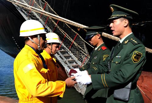 10月6日,秦皇島邊防檢查站西港分站官兵在輪船梯口查驗(yàn)準(zhǔn)備登船人員證件。 “十一”黃金周期間,擔(dān)負(fù)著河北省對(duì)外開(kāi)放口岸邊防檢查、沿海治安維穩(wěn)和2萬(wàn)多平方公里海域海上執(zhí)法等任務(wù)的河北邊防總隊(duì)官兵,堅(jiān)守在自己的工作崗位上,加強(qiáng)口岸邊防檢查、海上巡邏和治安管控,守護(hù)沿海邊防轄區(qū)的安寧與穩(wěn)定。 新華社記者 楊世堯 攝