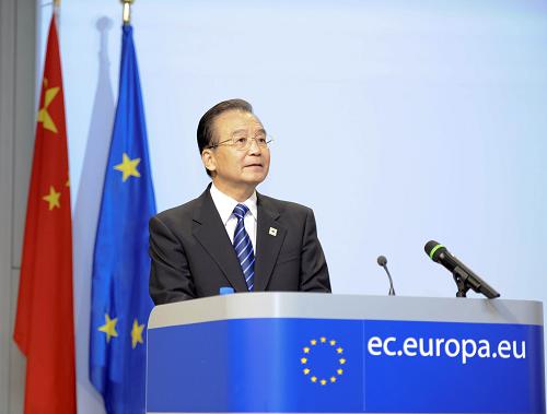 溫家寶與歐盟委員會主席巴羅佐共同出席中歐文化高峰論壇開幕式并致辭 10月6日,中國國務(wù)院總理溫家寶與歐盟委員會主席巴羅佐在布魯塞爾共同出席中歐文化高峰論壇開幕式并致辭。這是溫家寶在致辭。 新華社記者 謝環(huán)馳 攝