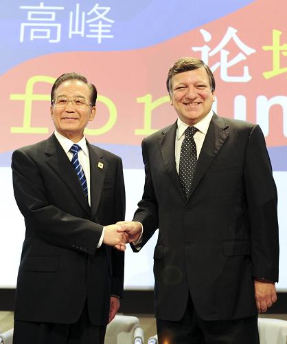 10月6日,中國國務(wù)院總理溫家寶與歐盟委員會主席巴羅佐在布魯塞爾共同出席中歐文化高峰論壇開幕式并致辭。 新華社記者 謝環(huán)馳 攝