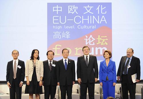 10月6日,中國國務(wù)院總理溫家寶與歐盟委員會主席巴羅佐在布魯塞爾共同出席中歐文化高峰論壇開幕式并致辭。 新華社記者 謝環(huán)馳 攝