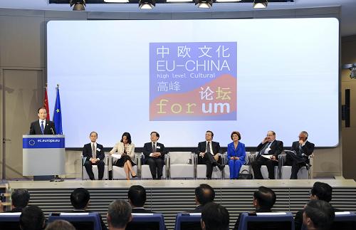 10月6日,中國國務(wù)院總理溫家寶與歐盟委員會主席巴羅佐在布魯塞爾共同出席中歐文化高峰論壇開幕式并致辭。 新華社記者 謝環(huán)馳 攝