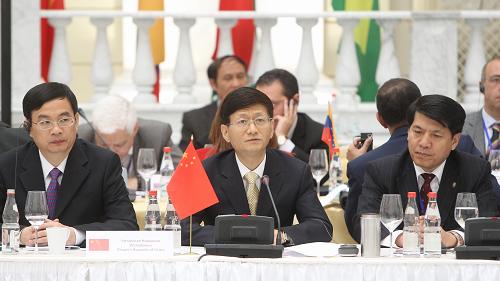 孟建柱出席各國安全事務(wù)高級代表國際會議 10月5日,在俄羅斯索契市,國務(wù)委員孟建柱(中)在各國安全事務(wù)高級代表國際會議上發(fā)言。各國安全事務(wù)高級代表國際會議10月5日至6日在索契舉行。 新華社記者魯金博攝